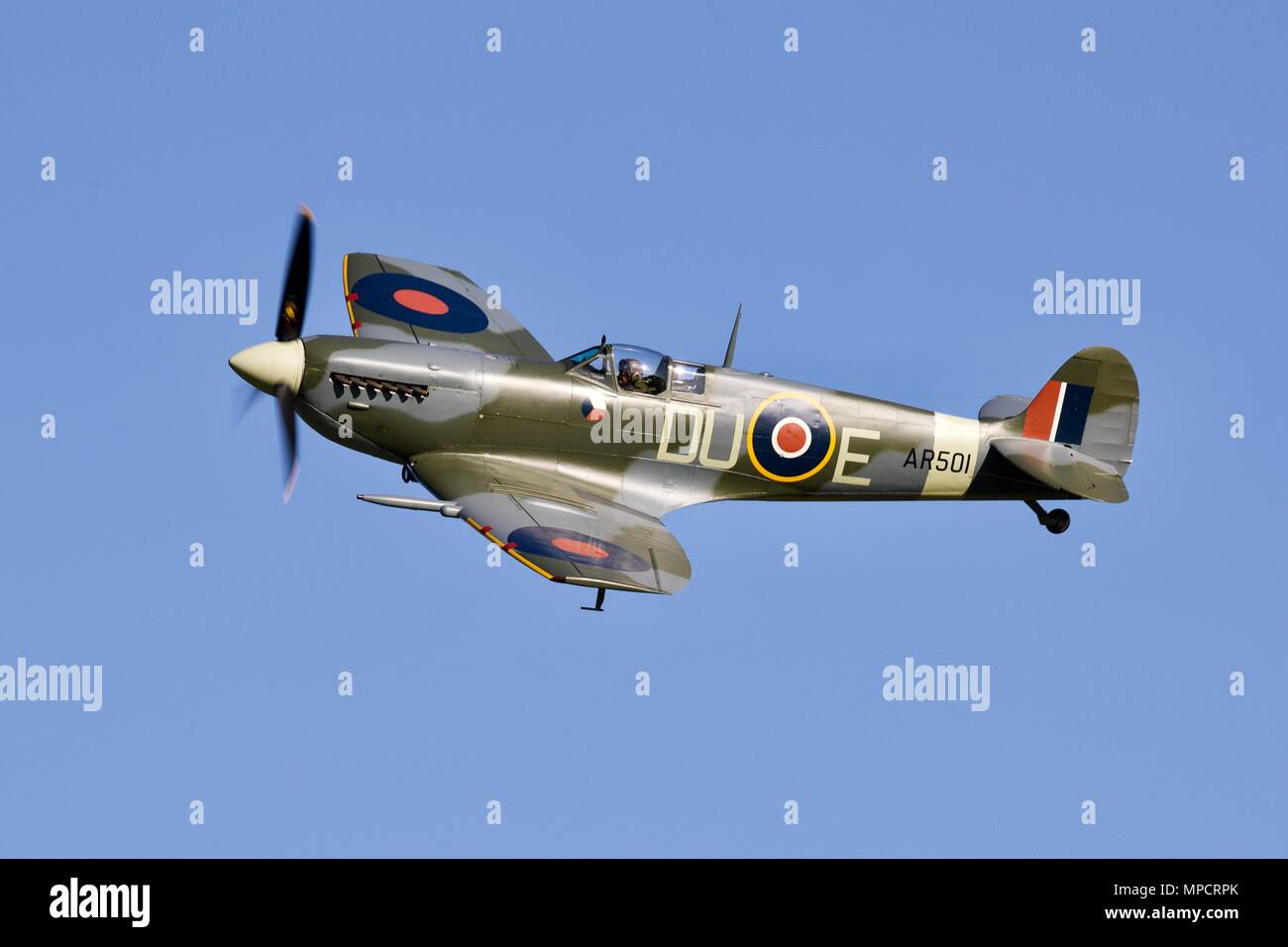 Shuttleworth Collection il Supermarine Spitfire AR501 cercando un fantastico al suo primo airshow dopo dieci anni di restauro Foto Stock