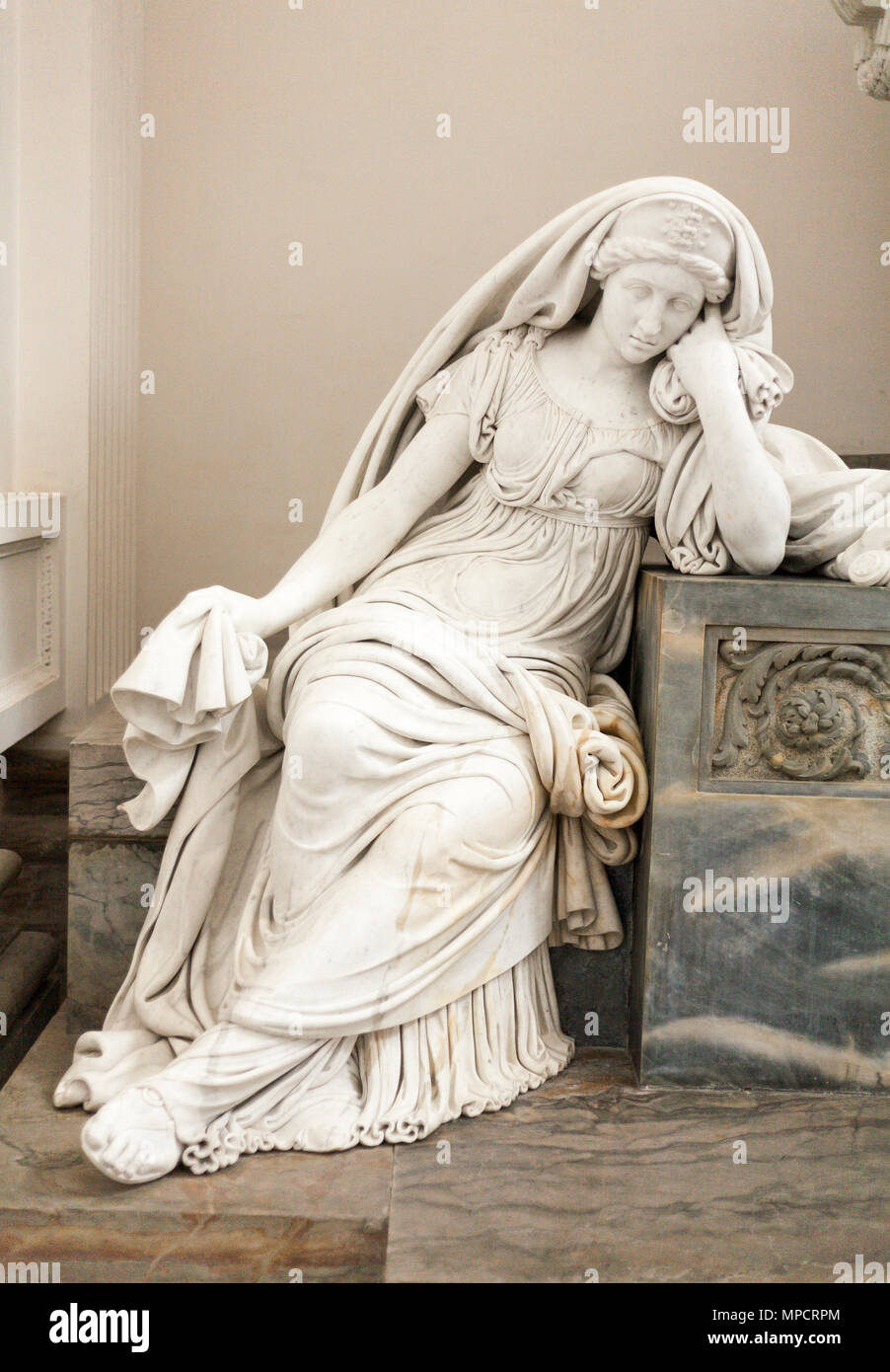 La scultura in marmo di una donna reclinabili: Un riccamente intagliato in marmo di una donna in appoggio il suo gomito sulla sua tomba è solo uno dei grandly scolpito le caselle di sepoltura alloggiata nella cattedrale. Foto Stock