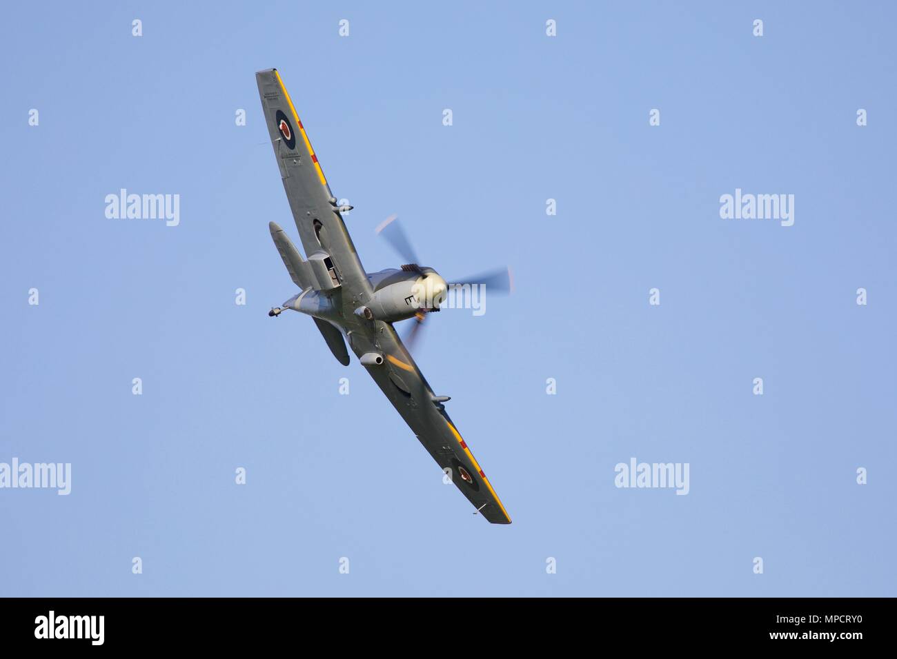 Shuttleworth Collection il Supermarine Spitfire AR501 cercando un fantastico al suo primo airshow dopo dieci anni di restauro Foto Stock