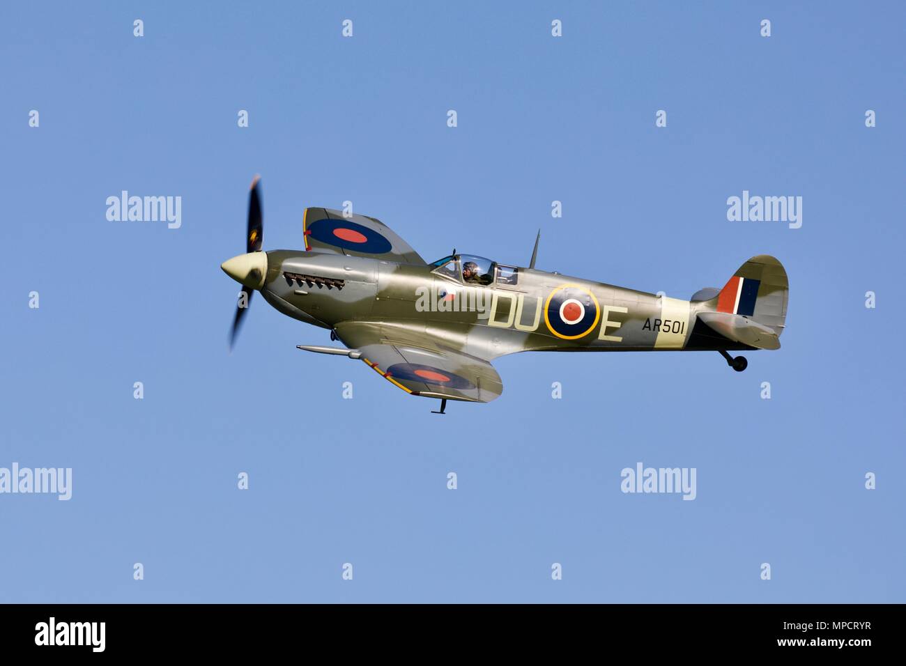 Shuttleworth Collection il Supermarine Spitfire AR501 cercando un fantastico al suo primo airshow dopo dieci anni di restauro Foto Stock