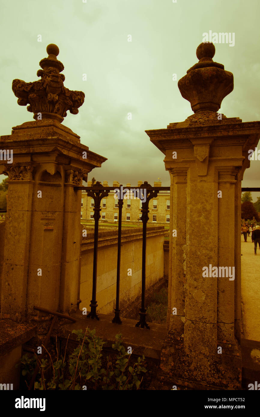 Cancello d'ingresso ad Althorp House Northamptonshire Inghilterra britannica colonne ringhiere in pietra rotaia nera all'esterno entra casa con vista casa Diana Spencer Foto Stock