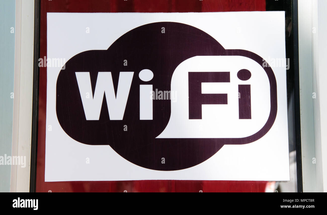 Nis, Serbia, Maggio, 17, 2018: Internet Wi Fi segnale sign come informazioni di accesso gratuito a internet nella parte anteriore del ristorante Foto Stock