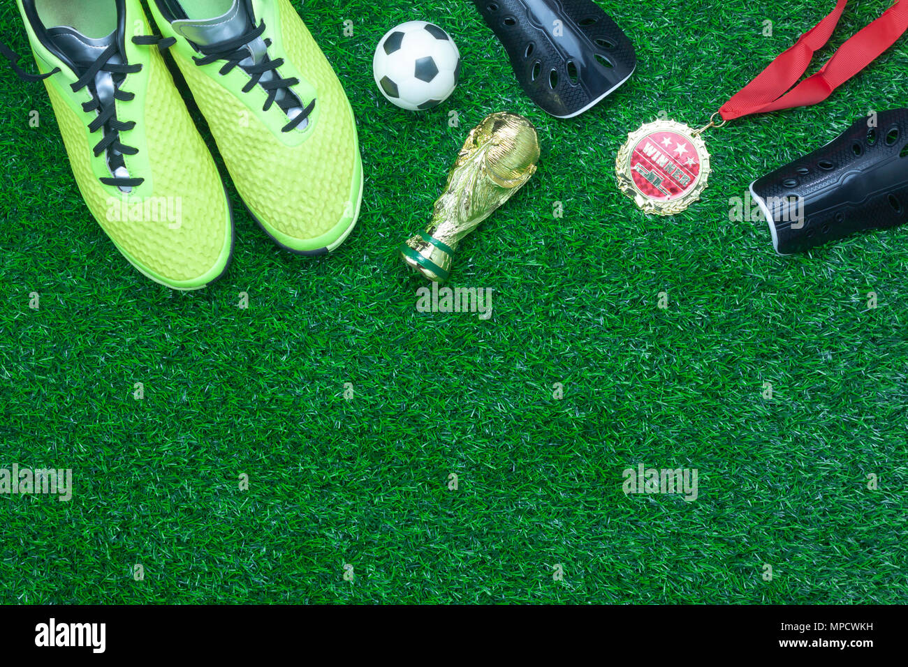 Table top visualizza immagine aerea soccer o torneo di calcio stagione sfondo.piatto preparare laici oggetti per partita competitiva la scarpa con medaglia d oro & Foto Stock