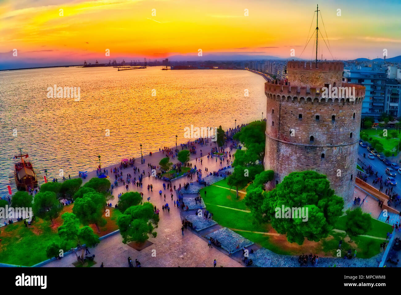 Vista aerea della famosa Torre Bianca di Salonicco al tramonto, Grecia. Immagine ripresa con azione drone telecamera. Immagine hdr. . Sogni immagine filtrata Foto Stock