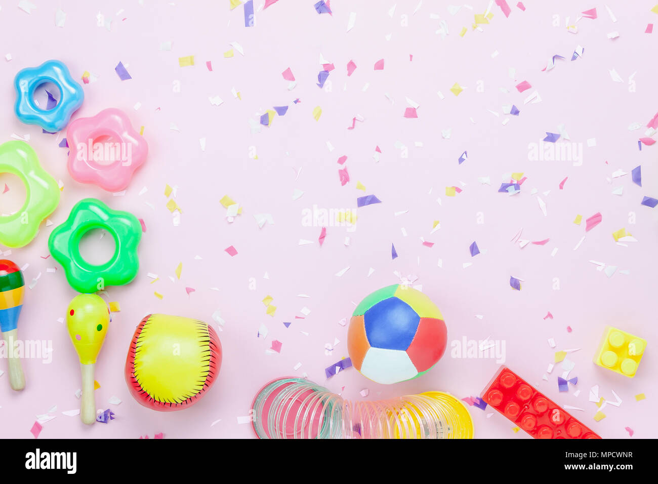 Table top visualizza immagine i bambini giocattoli per lo sviluppo concetto di sfondo.piatto accessorio laici oggetti per bambini sul rustico moderno rosa a home office des Foto Stock