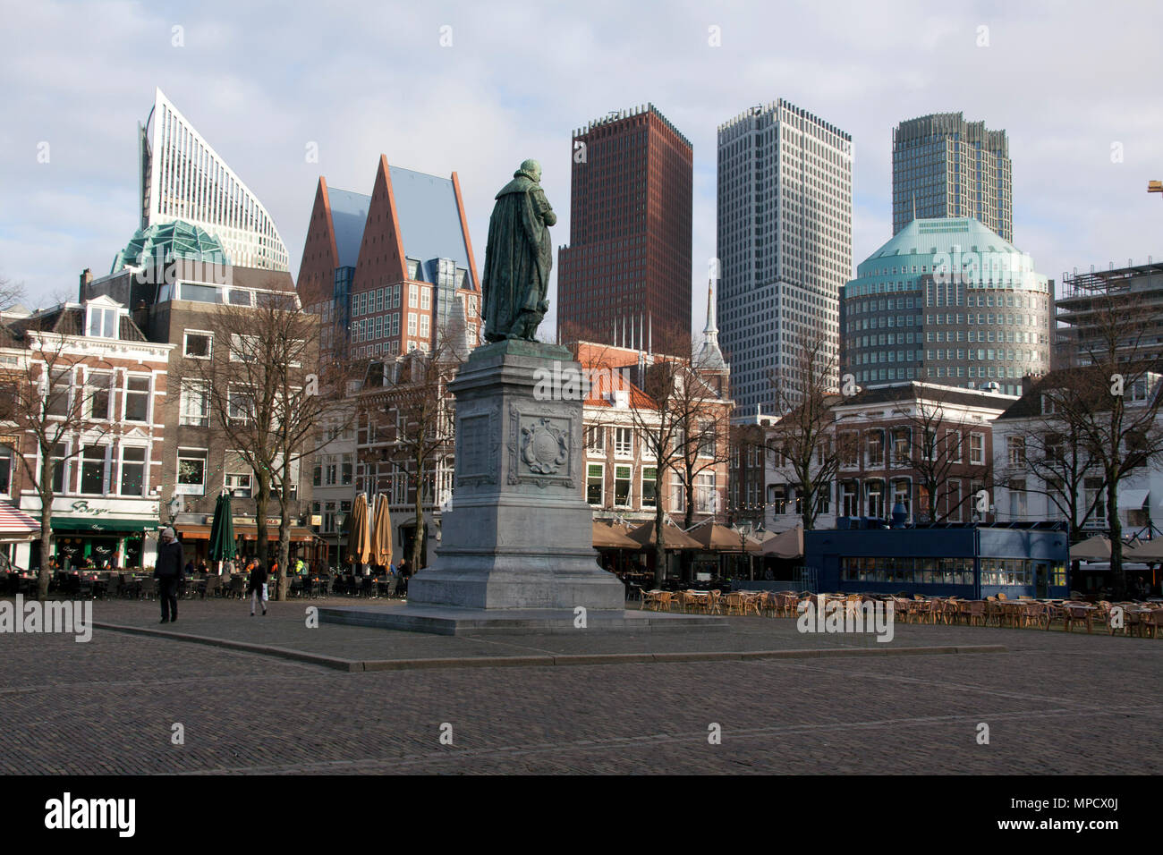 27-1-2015 square a La Hague Holland vecchio incontra la nuova architettura Foto Stock
