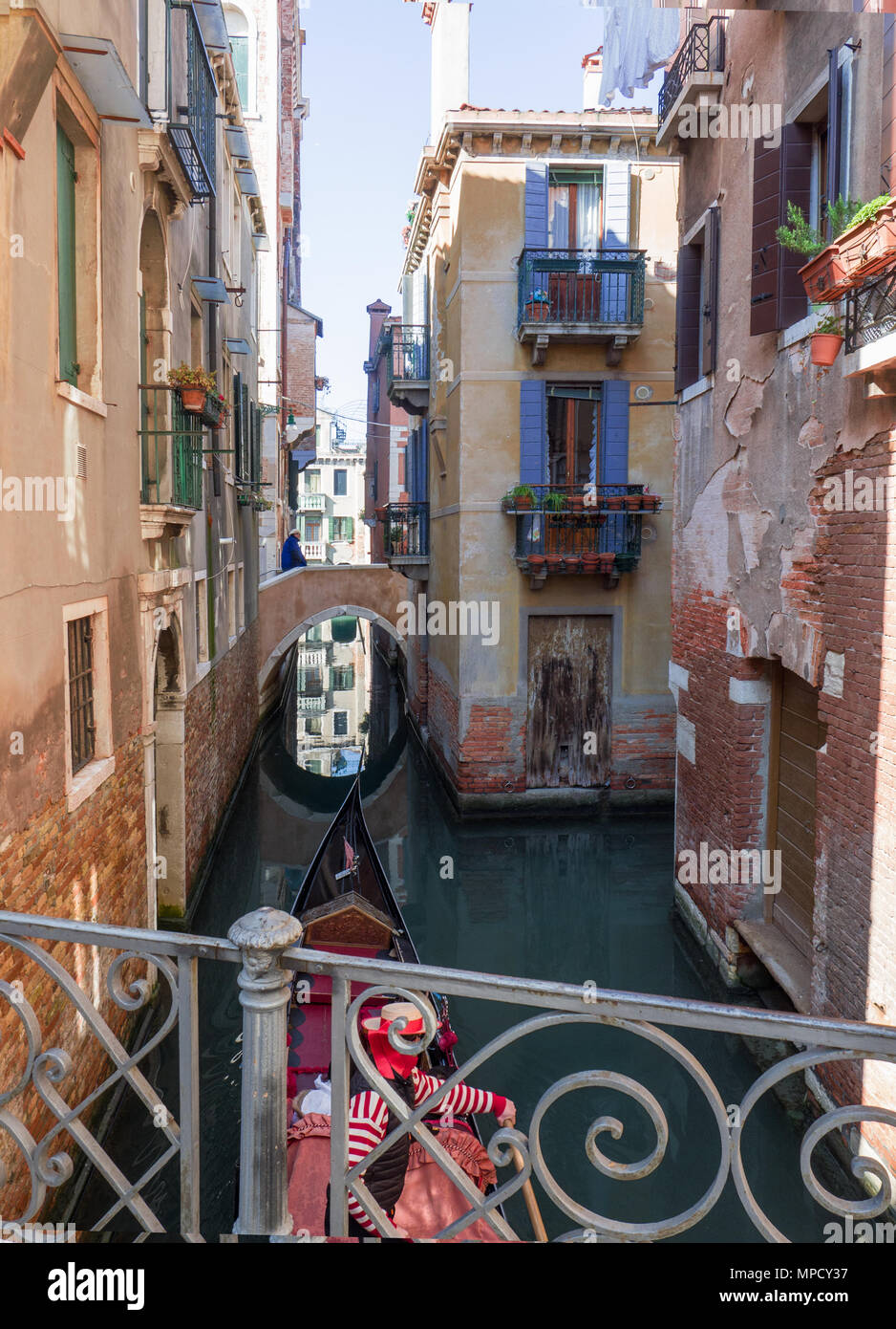 Venezia, gite nei canali a bordo di una gondola.Italia Foto Stock