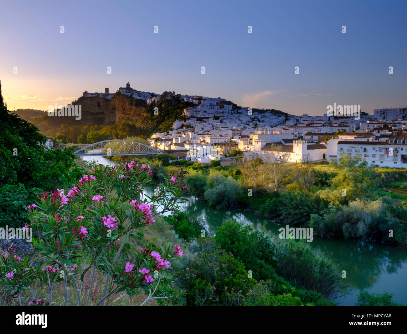 Vista di Arcos de la Frontera al tramonto, Andalusia, Spagna Foto Stock