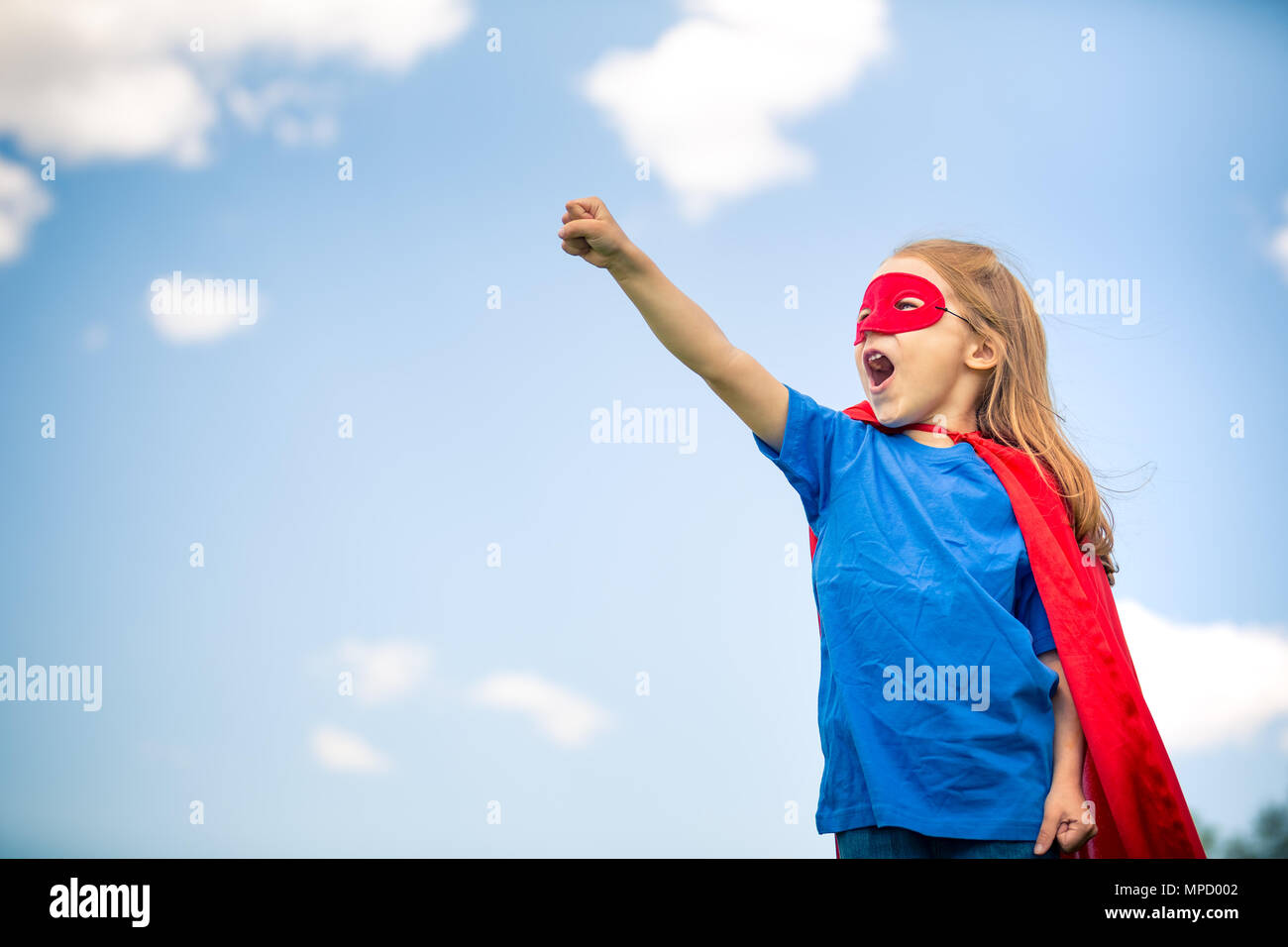 Funny bambina potenza di riproduzione Super Hero. Foto Stock