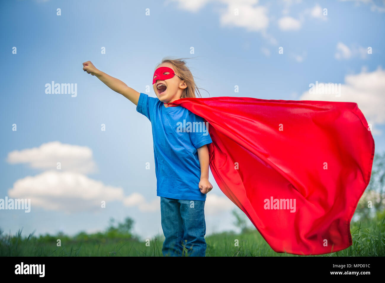 Funny bambina potenza di riproduzione Super Hero. Foto Stock