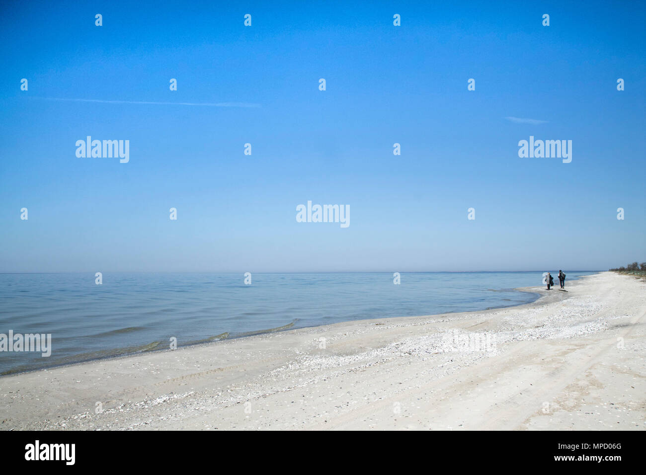 Il deserta fiaba spiaggia con sabbia dorata, bellissimo cielo e acqua turchese sulle rive dell'oceano. Foto Stock