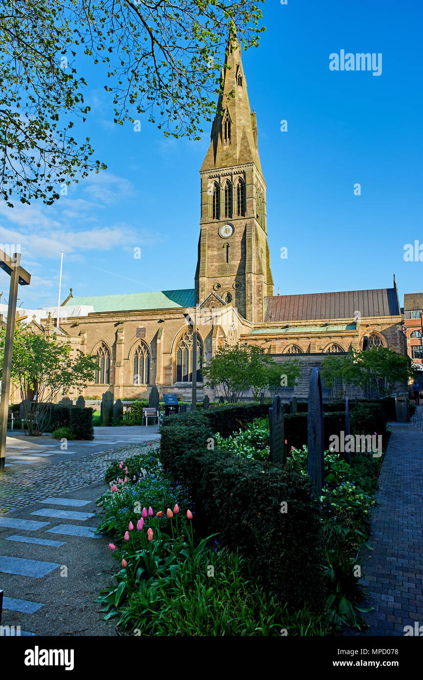 Leicester guglia della cattedrale ed un cielo blu Foto Stock