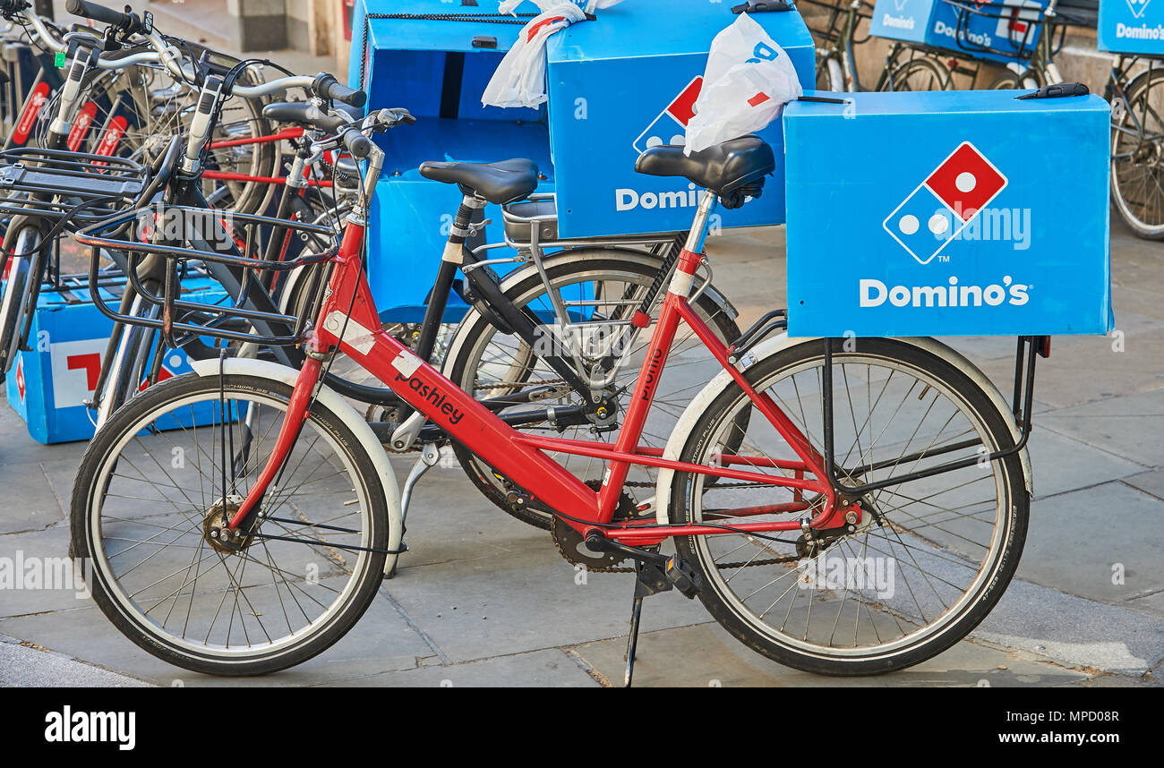 Bicicletta è parcheggiato su una strada di Londra con Domino pizza consegna scatole sul retro. Foto Stock