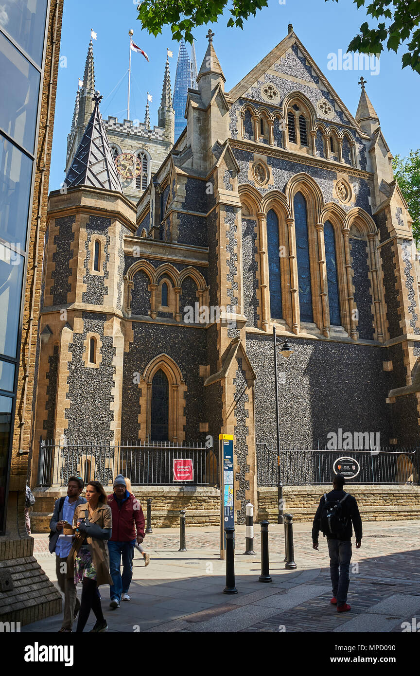 Cattedrale di Southwark Londra circondato da moderni edifici per uffici Foto Stock