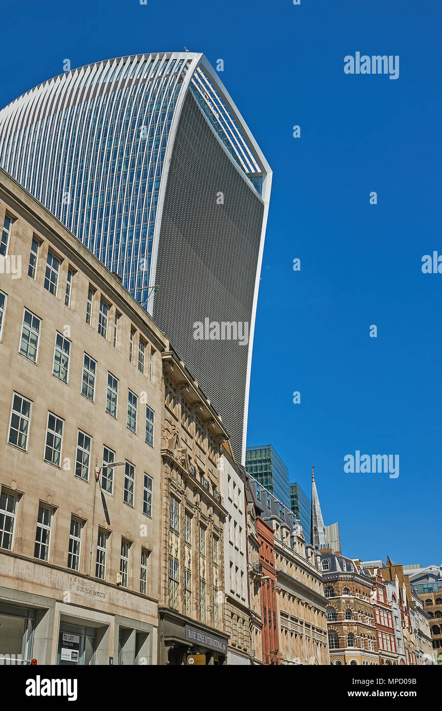 Il walkie talkie Building a Londra oscura i vecchi edifici. Foto Stock