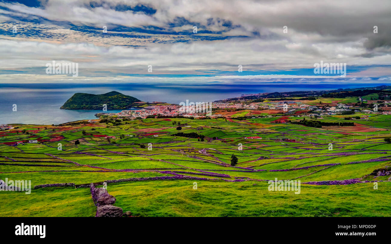 Paesaggio con il monte Vulcano Brasil e Angra do Heroismo nell'isola Terceira, Azzorre, Poetugal Foto Stock