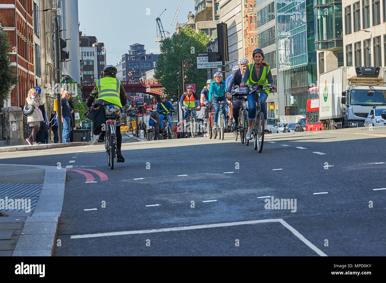 Escursioni in bicicletta a Londra è aumentato dopo l'introduzione di migliori infrastrutture e segregate le corsie di biciclette. Foto Stock