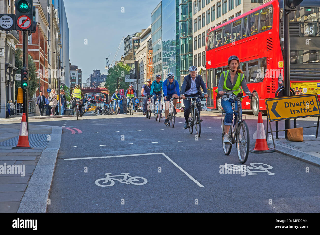 Pendolari in bicicletta per lavorare su una strada urbana Foto Stock