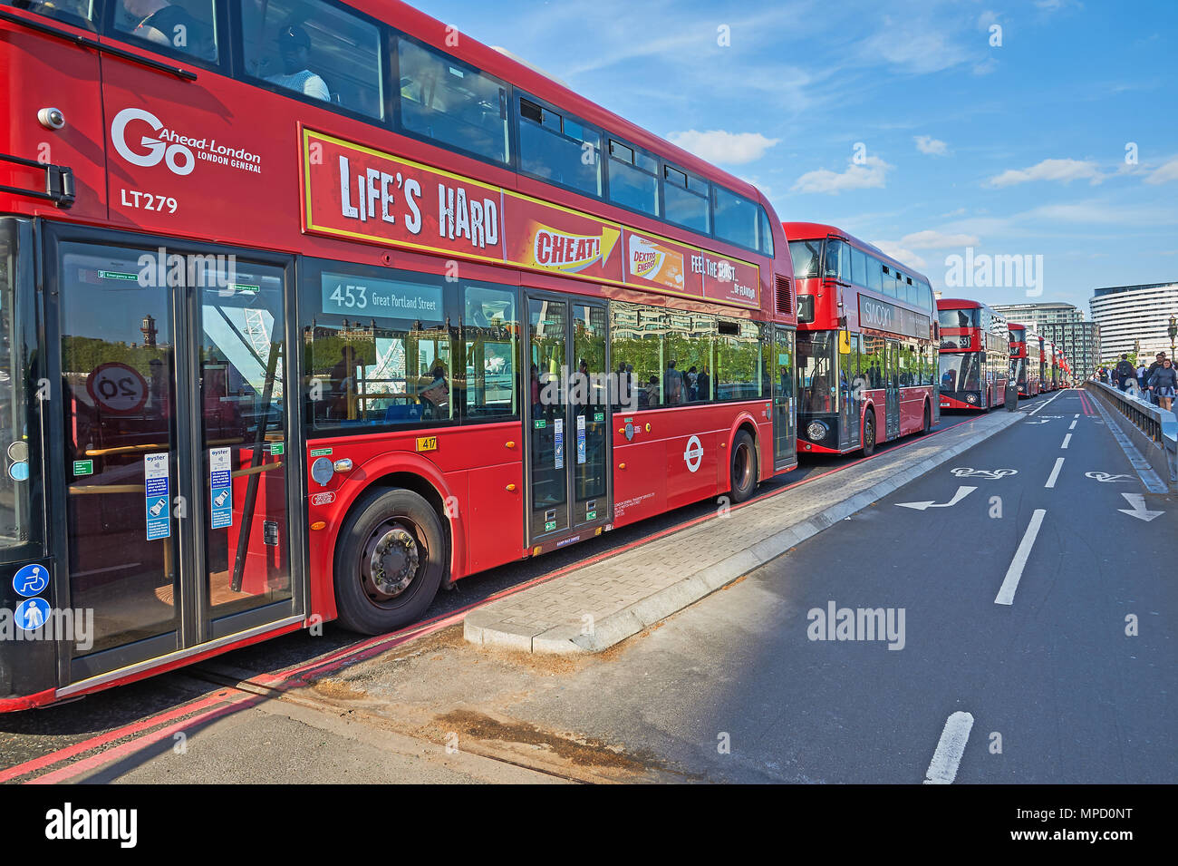 London Westminster Bridge e una linea di red double decker bus Foto Stock