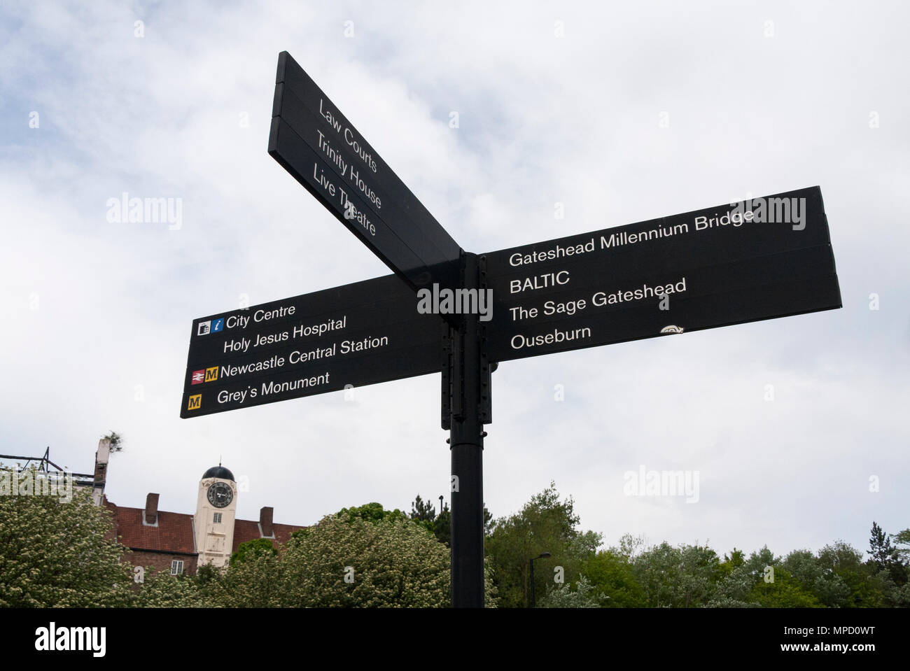 Un segno di direzione post presso il Quayside,Newcastle,l'Inghilterra,UK Foto Stock
