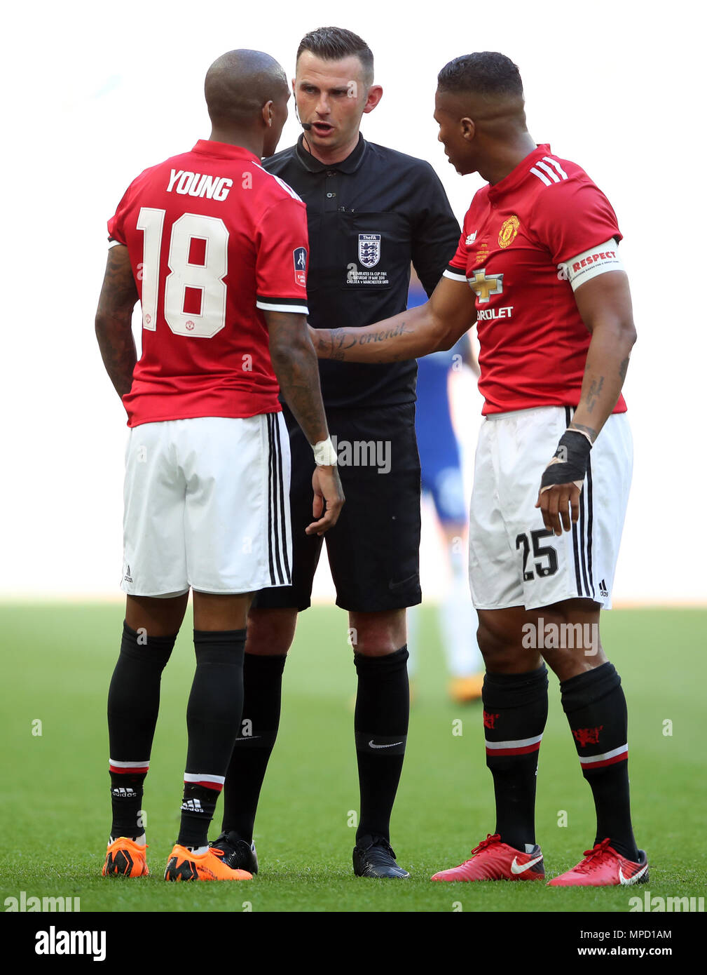 Il Manchester United Ashley giovani (sinistra) e Antonio Valencia (destra) uno scambio di parole con match arbitro Michael Oliver Foto Stock