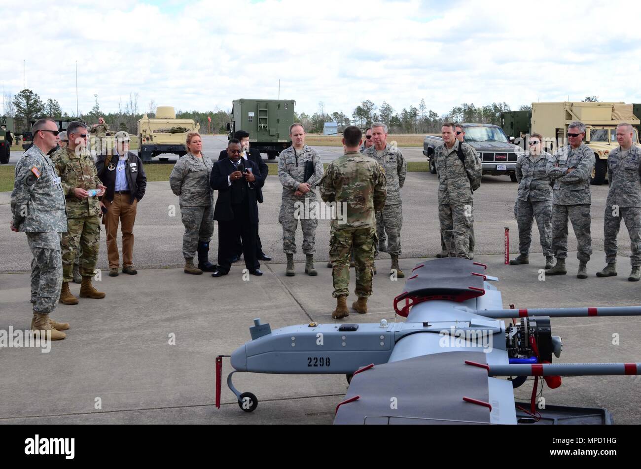 Chief Warrant Officer 2, Michael Bradburn , facility manager con la 155Armory vigili del centro di combattimento, Tupelo, Miss., slip Patriot Leader Senior di orientamento dei visitatori sulla RQ-7 ombra a Camp Shelby, Miss., Feb 1. L'ombra è un drone utilizzato dall'esercito e marines per la ricognizione e la sorveglianza e l'acquisizione del target. (Air National Guard photo by MSgt. Marvin B. Moore/rilasciato) Foto Stock