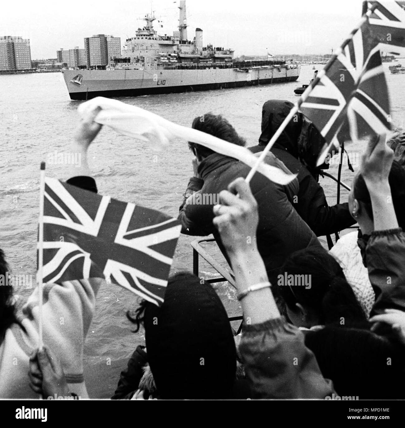 HMS FEARLESS lascia il Portsmouth per unire le Falkland TASK FORCE 1982 PIC MIKE WALKER, PORTSM SUD. Foto Stock