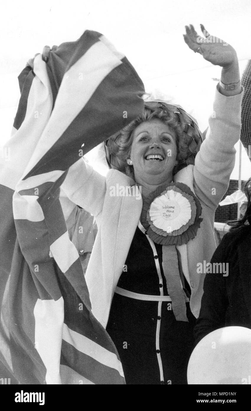 La signora NORMA HEWITSON (40) Si ritiene che le catture di vista figlio dale come egli arriva a Portsmouth a bordo della barca di banana GEESPORT CHE È STATO CON LA FALKLANDS TASK FORCE nel sud Atlantico.PIC MIKE WALKER, Portsmouth 1982 PIC MIKE WALKER, Portsmouth 1982 Foto Stock