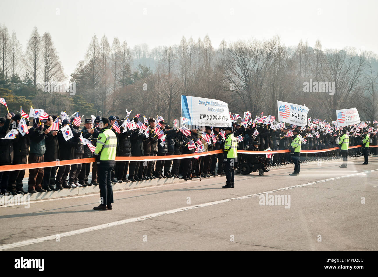 Sud coreani la linea di ingresso al Seoul Cimitero Nazionale durante una visita dal Segretario alla difesa Jim Mattis a Seoul, Corea del Sud, Feb 02, 2017. (DOD foto di esercito Sgt. Ambra I. Smith) Foto Stock