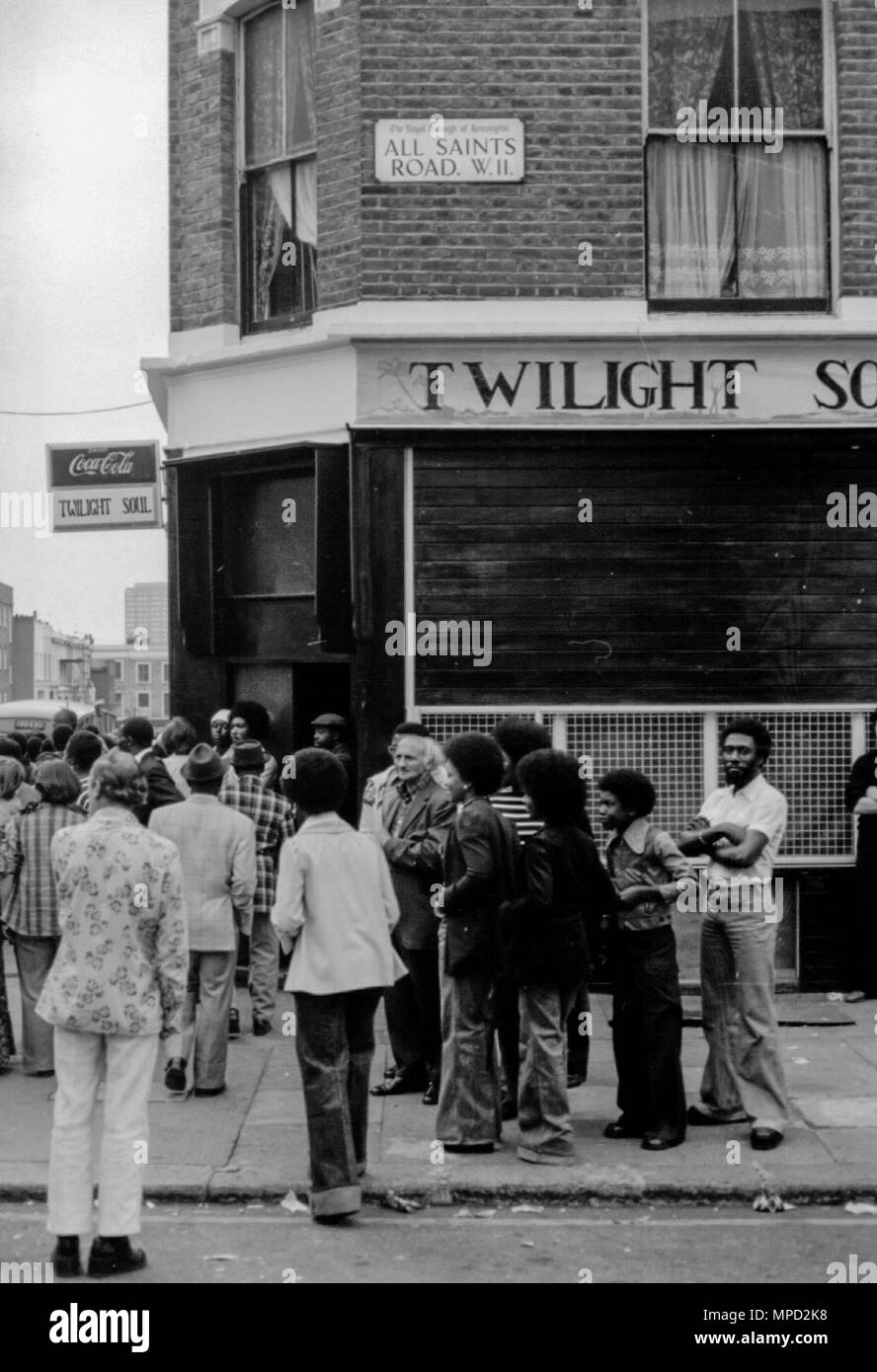 Il carnevale di Notting Hill nelle strade di Londra ovest nel 1976, il più grande festival di strada in Europa. La grande storia del Carnevale di immagini. Foto Stock