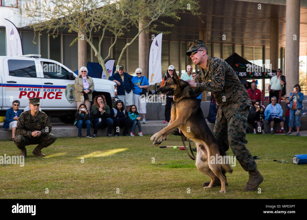 Stati Uniti Marine Corps Lance Cpl. Danny Shuck (a destra), un poliziotto militare con la Marine Corps Air Station Yuma, fornisce una dimostrazione con "Scooby", un militare di cane da lavoro, durante lo Yuma apprezzamento militare giornata in Arizona Western College, Sabato, Febbraio 4, 2017. (U.S. Marine Corps photo by Lance Cpl. Christian Cachola/rilasciato) Foto Stock