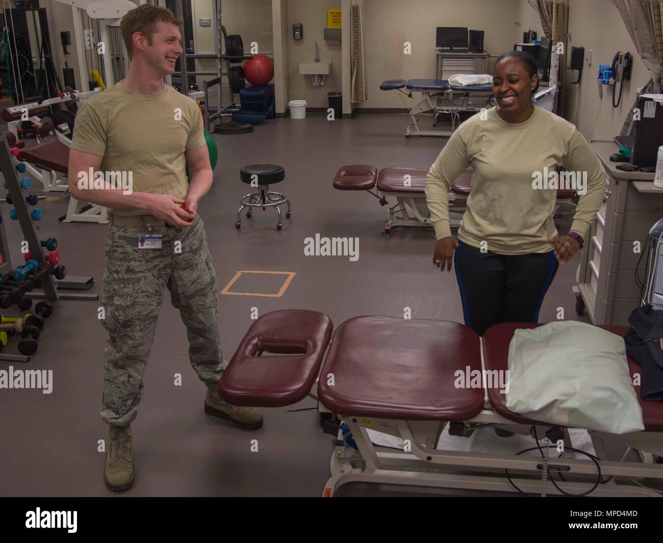 Il personale Sgt. Kivynn Pabst, sinistra, 779th gruppo Medico medicina fisica tecnico, colloqui con Master Sgt. Christina Chislom, Malcolm crescere centro medico paziente, come si spostano sul successivo esercizio durante una terapia fisica appuntamento alla base comune Andrews, Md., Febbraio 2, 2017. I tecnici costruire un legame di fiducia con i loro pazienti per aiutarli sulla strada del recupero. (U.S. Air Force foto di Airman 1. Classe Valentina Lopez) Foto Stock