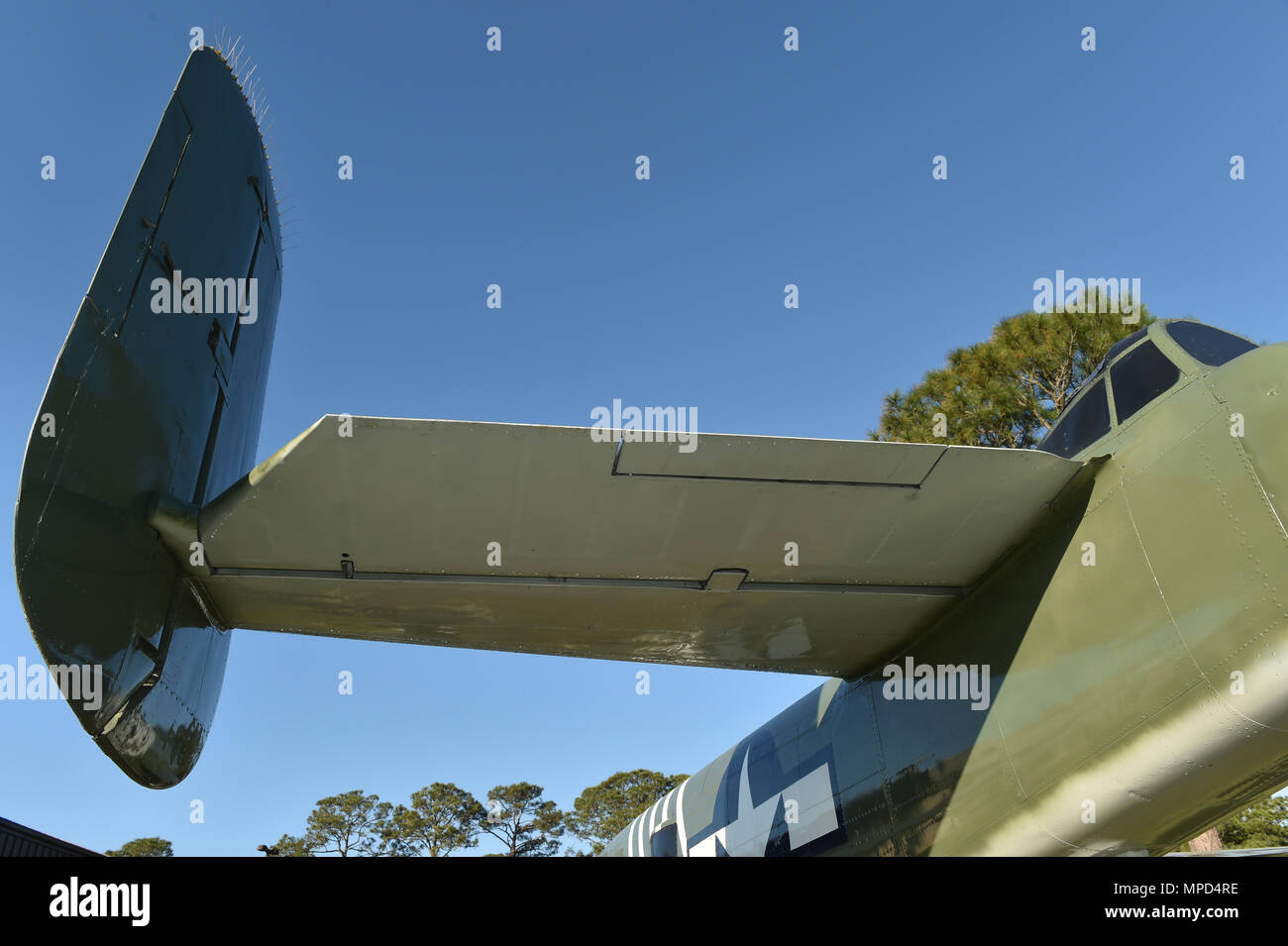 Il bombardiere medio B-25J Mitchell, utilizzato dal 1st Air Commando Group nel teatro Cina-Birmania-India, era armato con sei mitragliatrici Browning calibro .50, un cannone M4 da 75 mm, e poteva trasportare circa 3.000 libbre di bombe. Alimentato da due motori radiali Wright R-2600 Twin Cyclone, aveva una velocità massima di 275 mph con un peso lordo di 33.500 libbre. L'aereo ha sostenuto attacchi di terra, interdizione e missioni di bombardamento tattico nella seconda guerra mondiale Foto Stock