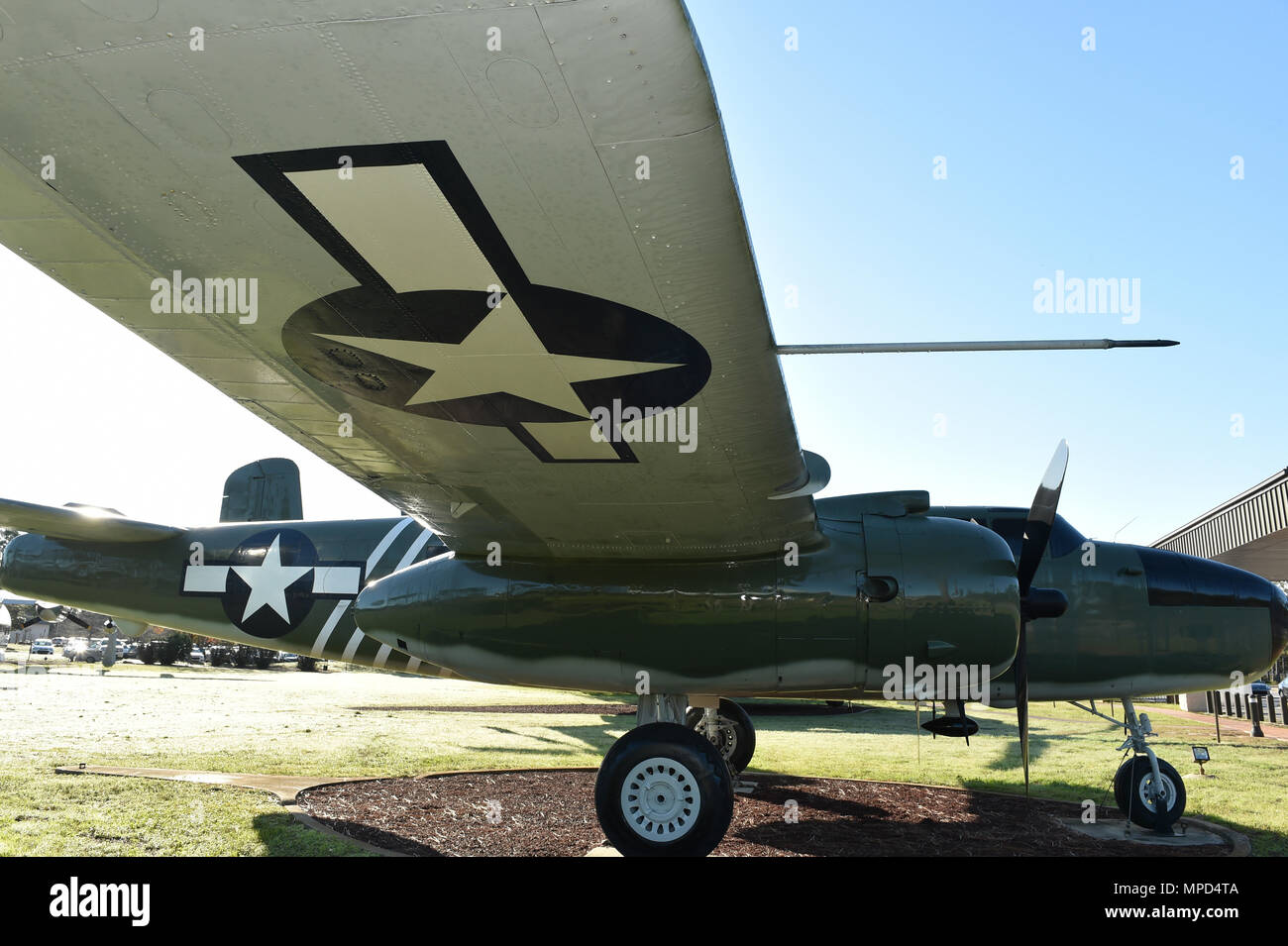Il bombardiere B-25J Mitchell, gestito dal 1st Air Commando Group nel teatro Cina-Birmania-India, trasportava sei mitragliatrici calibro .50, un cannone da 75 mm e 3.000 libbre di bombe. I due motori radiali Wright R-2600 Twin Cyclone hanno consentito una velocità massima di 275 mph con un peso lordo di 33.500 libbre. Il bombardiere ha sostenuto bombardamenti tattici, interdizione e missioni di supporto aereo ravvicinato, contribuendo all'addestramento degli equipaggi e al successo operativo nella seconda guerra mondiale Foto Stock