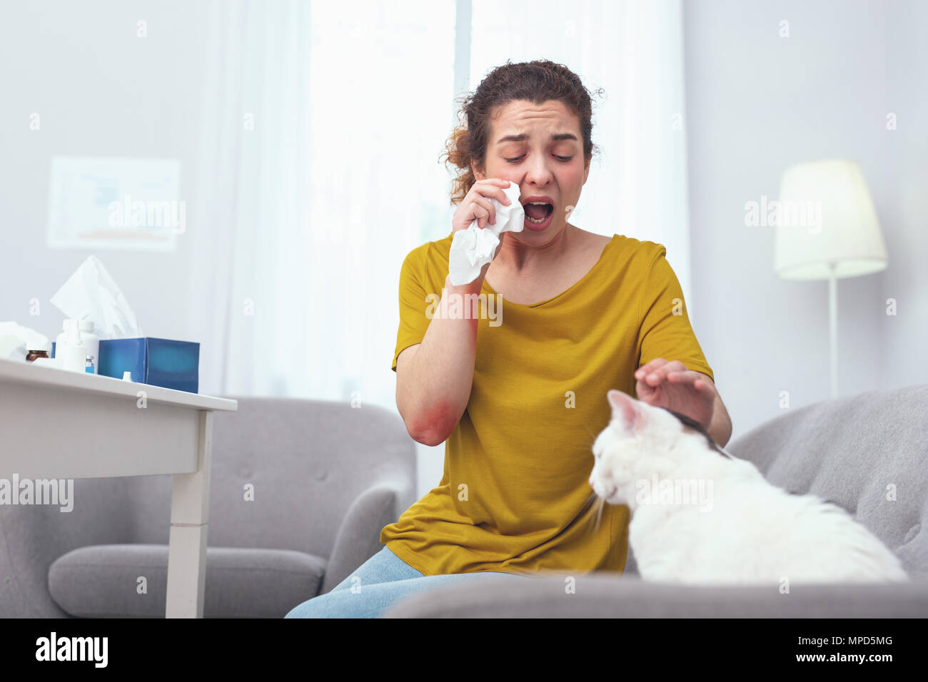 Casalinga di giovani che soffrono di un pelo di gatto allergia Foto Stock