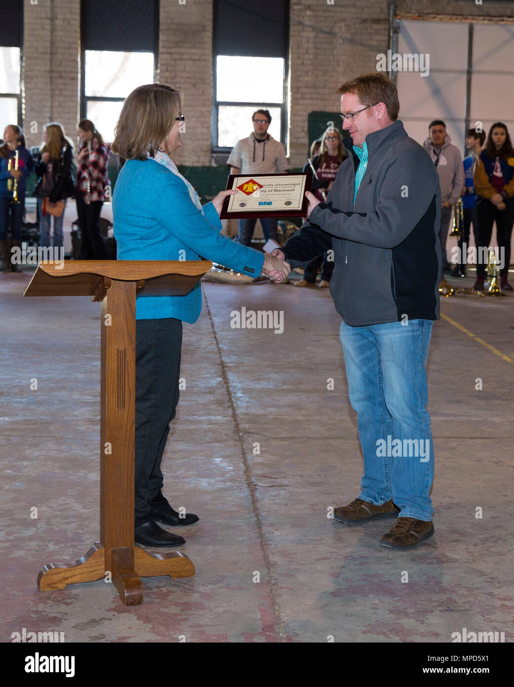 Stato e funzionari della città unite insieme durante una cerimonia di premiazione che si terrà a Blackwell, Oklahoma, giovedì, per il trasferimento di ufficiali dell'esercito Oklahoma Guardia Nazionale dell'Armeria storica Torna alla città, che ora verrà utilizzato per le loro strade e parchi dipartimento. Il 19.700 piedi quadrati, completata nel 1938 come parte del presidente Roosevelt le opere di amministrazione dei progetti (WPA), era uno dei 51 Oklahoma armory che sono state costruite dal WPA e ha giocato un ruolo fondamentale nella storia dell'esercito Oklahoma Guardia Nazionale. (U.S. Esercito nazionale Guard foto di Sgt. Prima Classe (Ret.) Kendall James) Foto Stock