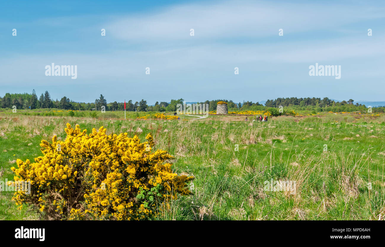 Il campo di battaglia di Culloden Moor o INVERNESS Scozia vista verso il MEMORIAL CAIRN con gruppo di persone sul sentiero Foto Stock