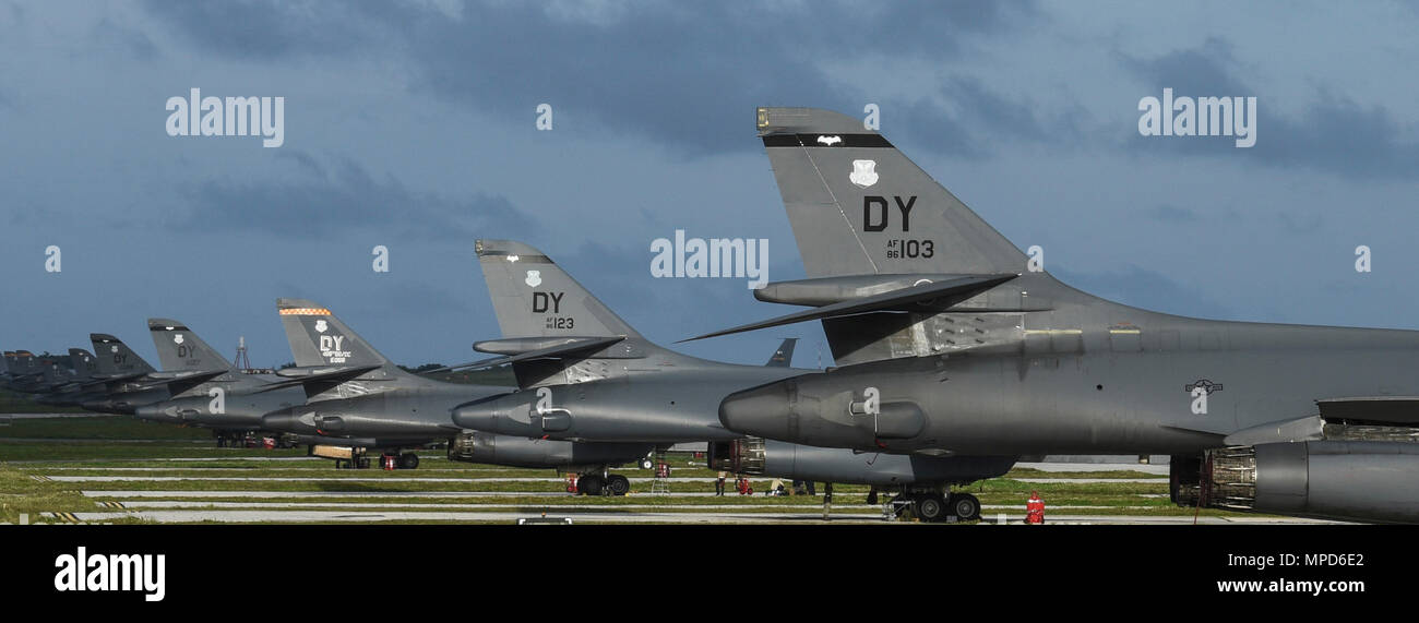 B-1B Lancieri del 9th e 34th Expeditionary Bomb Squadron sono posizionati sulla Andersen AFB flightline a Guam, il 6 febbraio 2017. Questi bombardieri supersonici utilizzano ali a geometria variabile e fusoliera mista per una manovrabilità ad alta velocità. Equipaggiati con motori turbofan post-brucianti, puntamento radar avanzato, lunga durata dei loiter e carico utile notevole, sono parte integrante delle missioni di presenza continua dei bombardieri sotto il comando del Pacifico degli Stati Uniti, migliorando la flessibilità della forza d'attacco e la sopravvivenza. Foto Stock