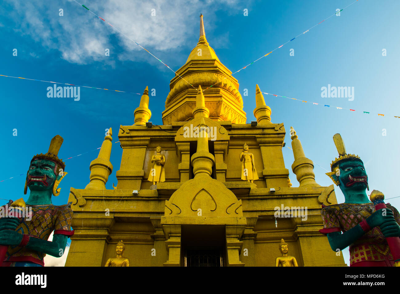 Il Porto di Laem Sor Pagoda tempio con la grande statua del Buddha in Koh Samui, Thailandia Foto Stock