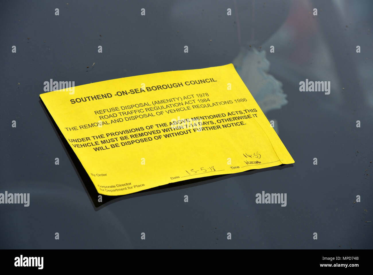 Avviso emesso da Southend on Sea Borough Consiglio di disporre di una vettura veicolo parcheggiato sulla strada pubblica. Smaltimento dei rifiuti atto di omaggio. Windsceen Foto Stock