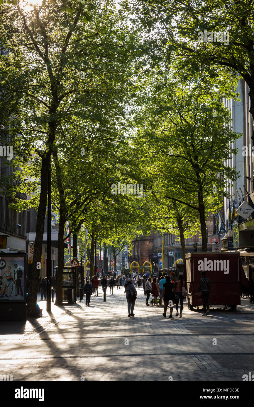 Vista di Corporation Street, Birmingham, con acquirenti Foto Stock