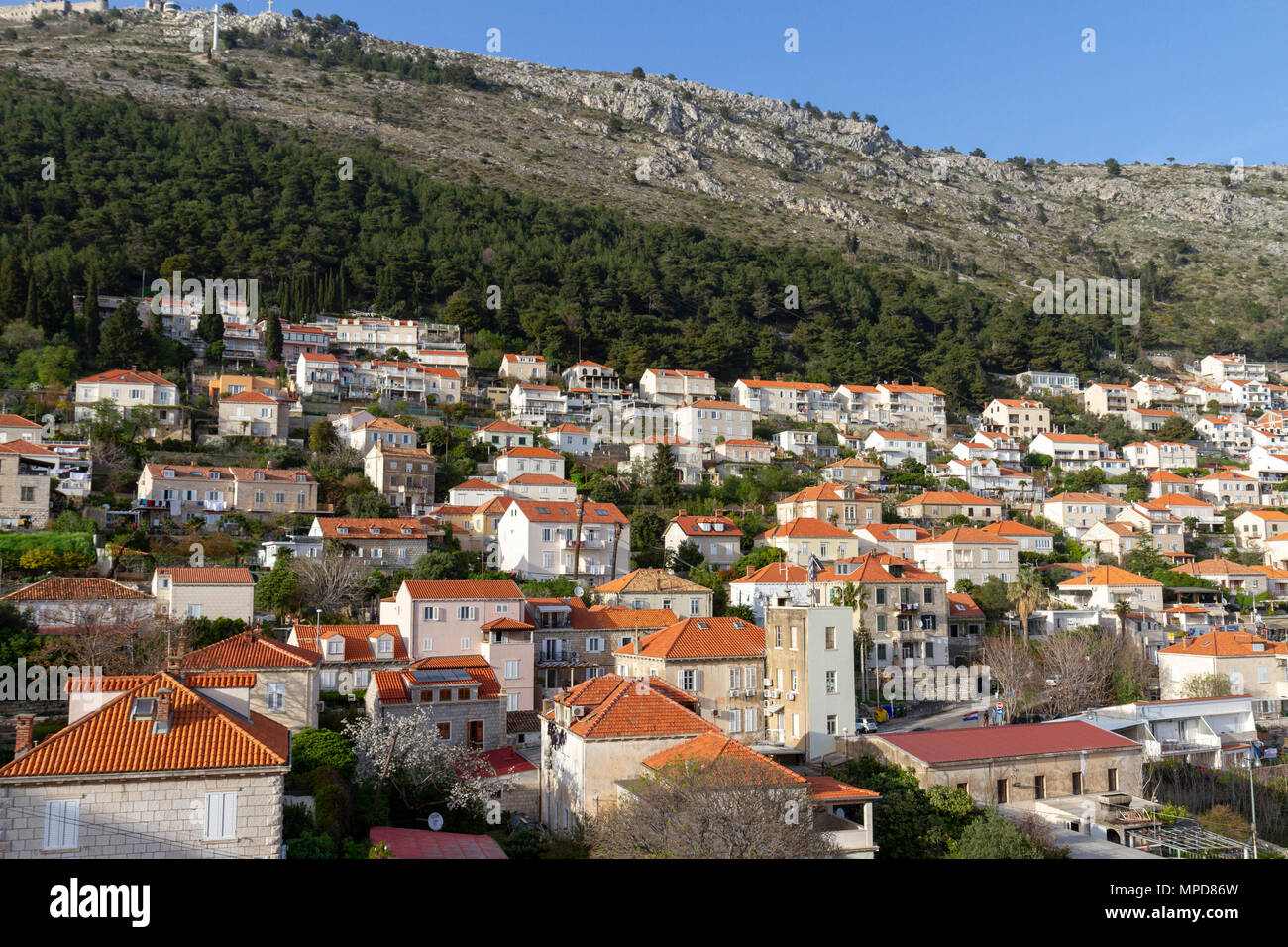 Case risalendo il monte Srd che si affaccia sulla Città Vecchia, Dubrovnik, Croazia. Foto Stock