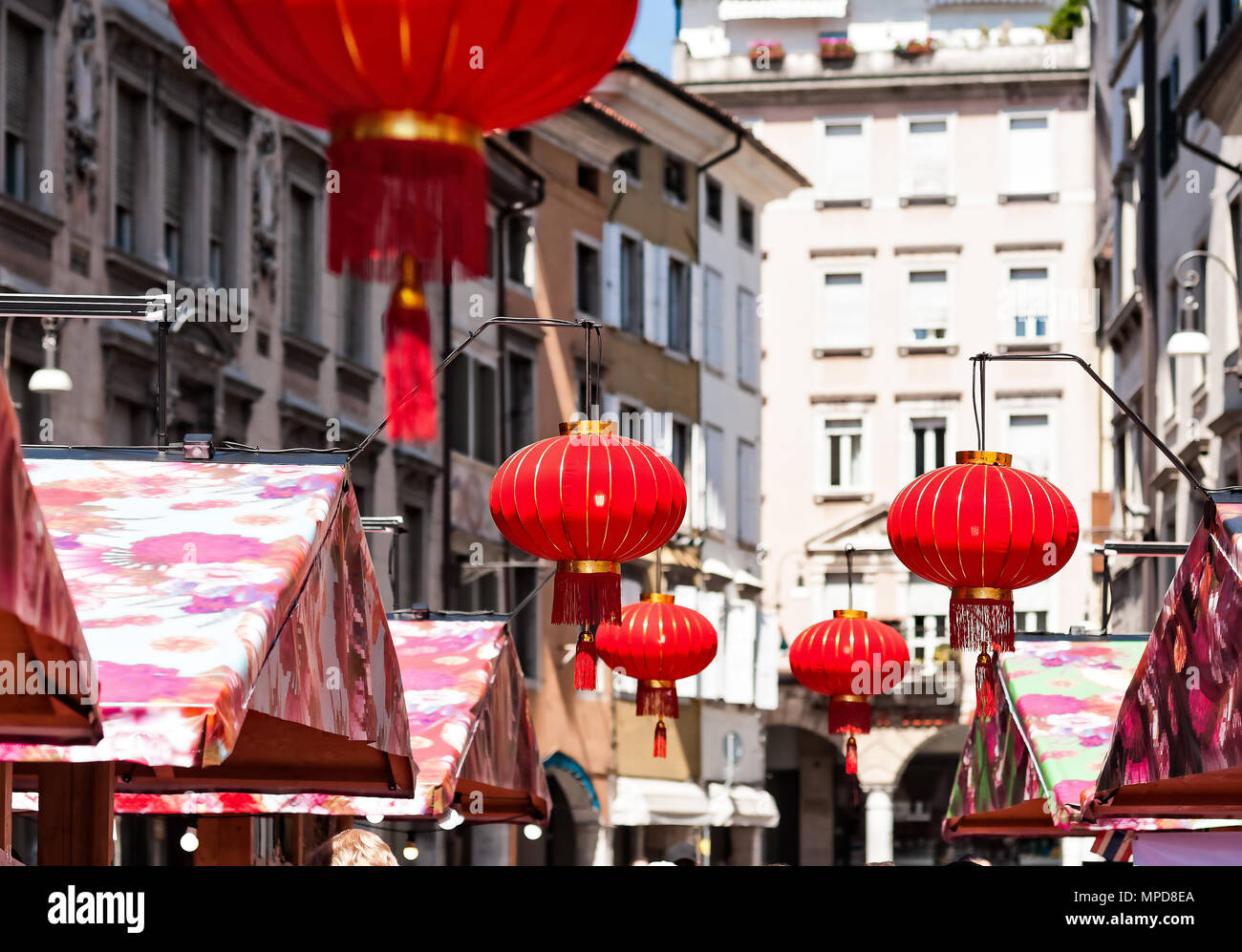Colorate lanterne cinesi al mercato Foto Stock