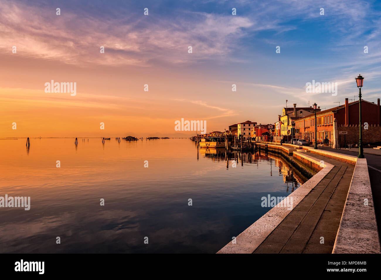 Romantico tramonto sulla laguna di Venezia. Isola di Pellestrina e la città. Foto Stock