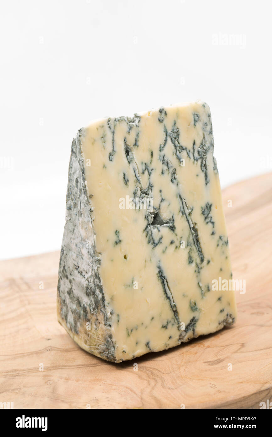 Un cuneo di pastori portamonete blu dello Yorkshire formaggio di latte di vacca ha acquistato da un supermercato nel Regno Unito. Inghilterra REGNO UNITO GB Foto Stock
