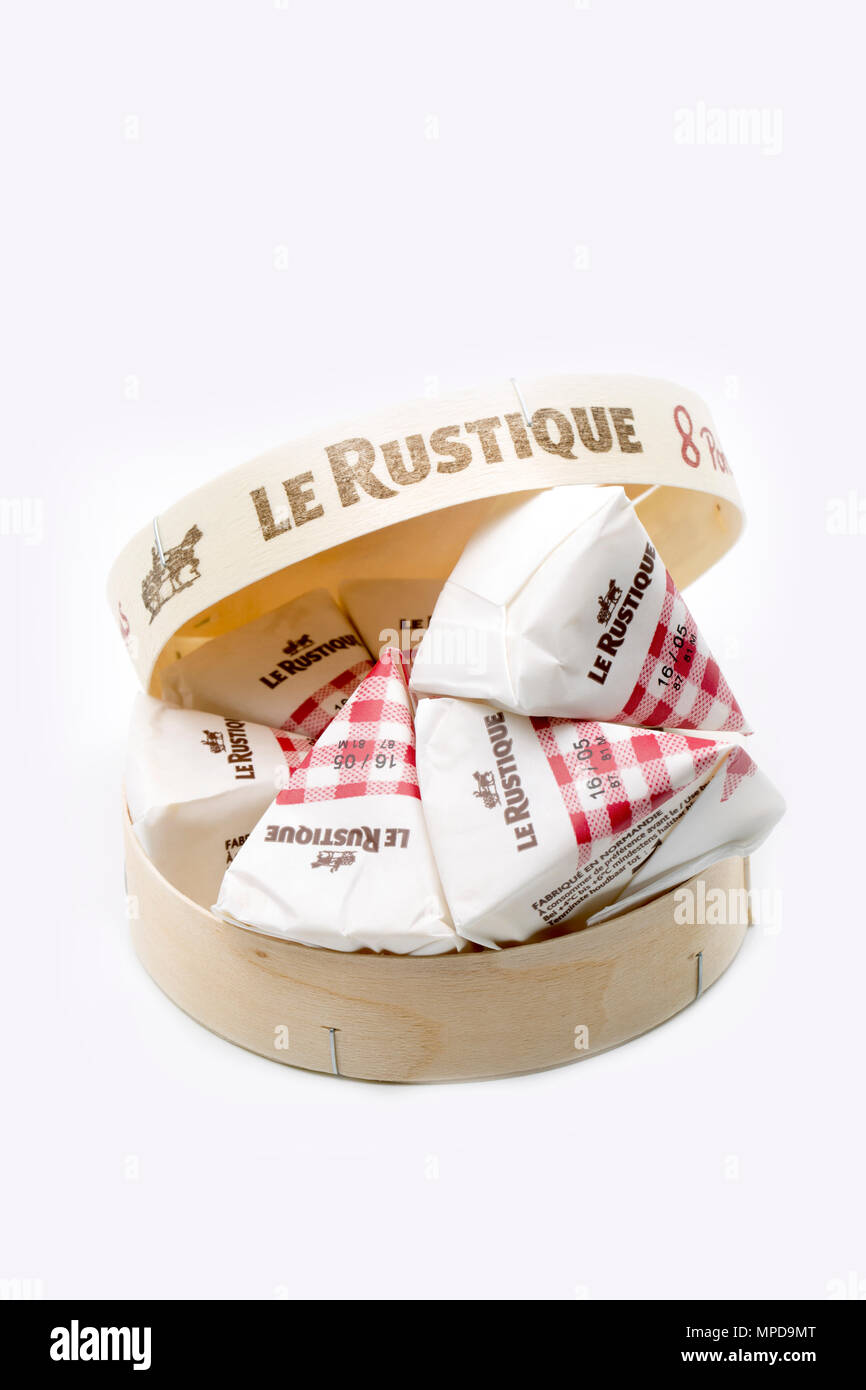Le Rustique camembert realizzati in Normandia Francia dal latte di mucca divisa in otto confezionate singolarmente camembert cunei. Acquistate da un supermercato di th Foto Stock