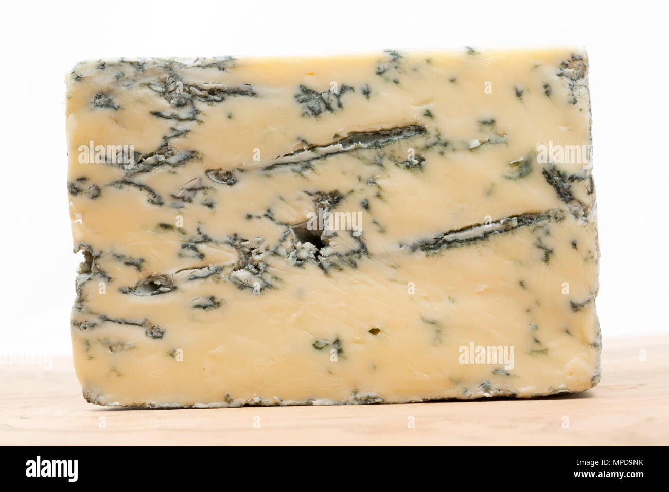 Un cuneo di pastori portamonete blu dello Yorkshire formaggio di latte di vacca ha acquistato da un supermercato nel Regno Unito. Inghilterra REGNO UNITO GB Foto Stock