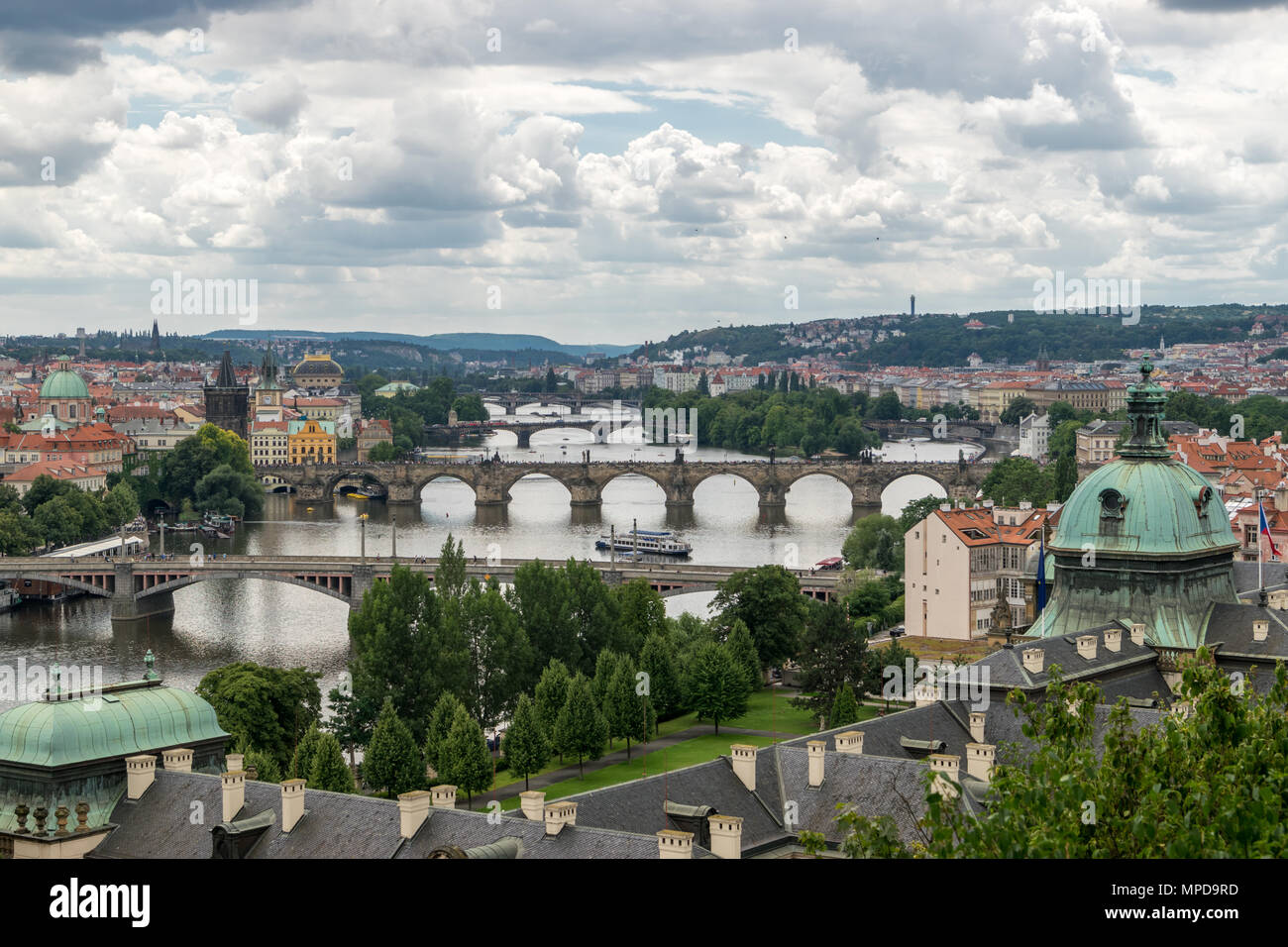Praga con i suoi numerosi ponti Foto Stock