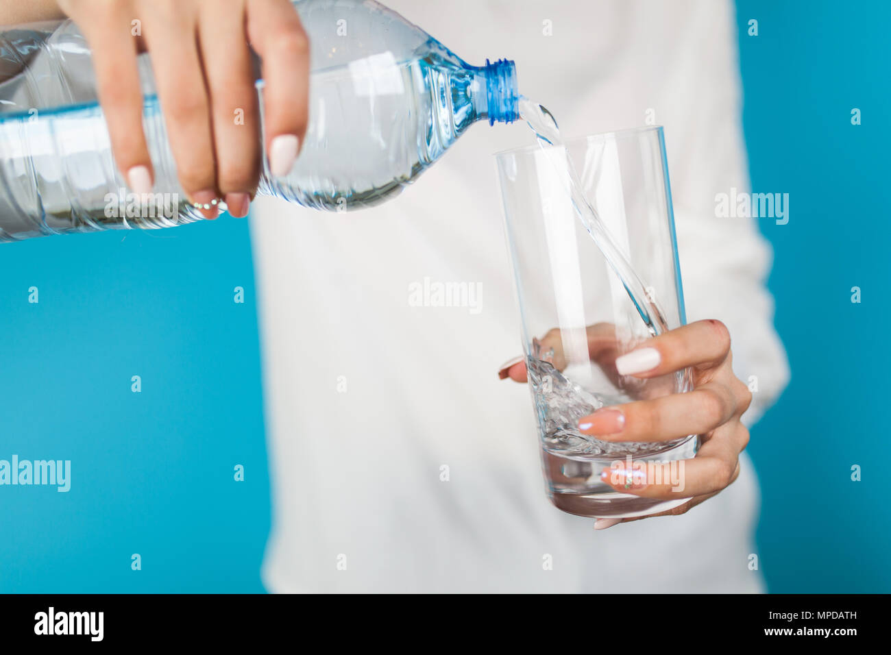 Donna riempire un bicchiere di acqua Foto Stock