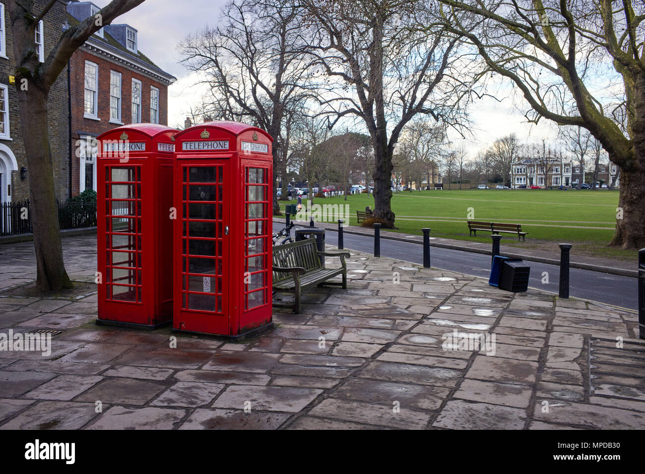 Due cabine telefoniche rosse nell'angolo di Richmond Green Foto Stock